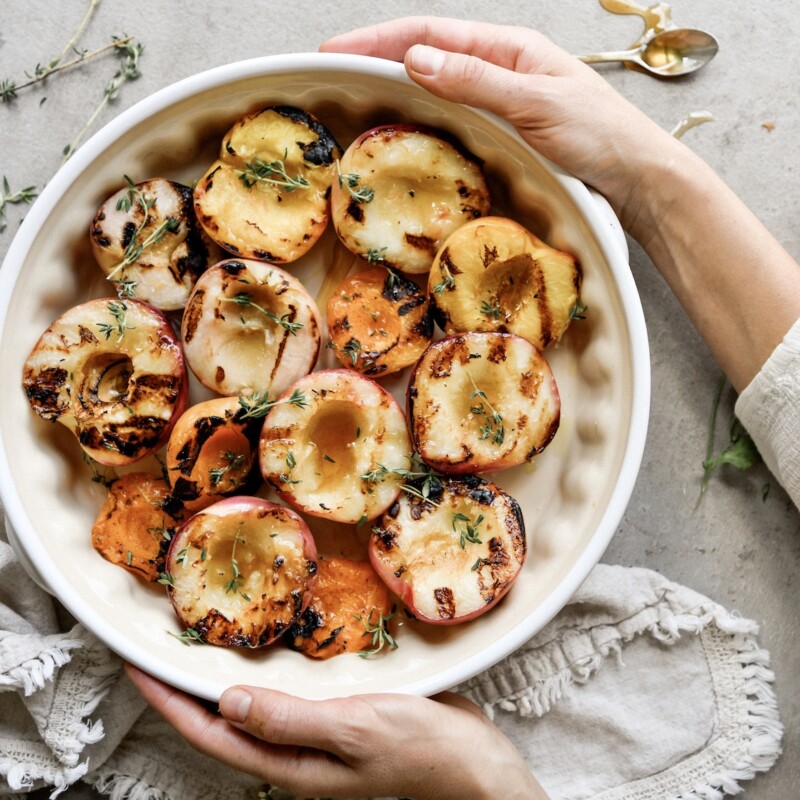 grilled peaches with honey and thyme-easy grilled peaches recipe