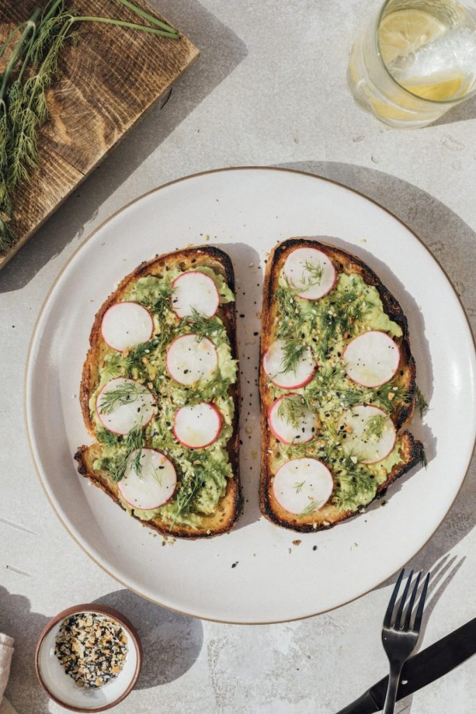 avocado toast with kale pesto and crunchy veggies_avocado toast recipes