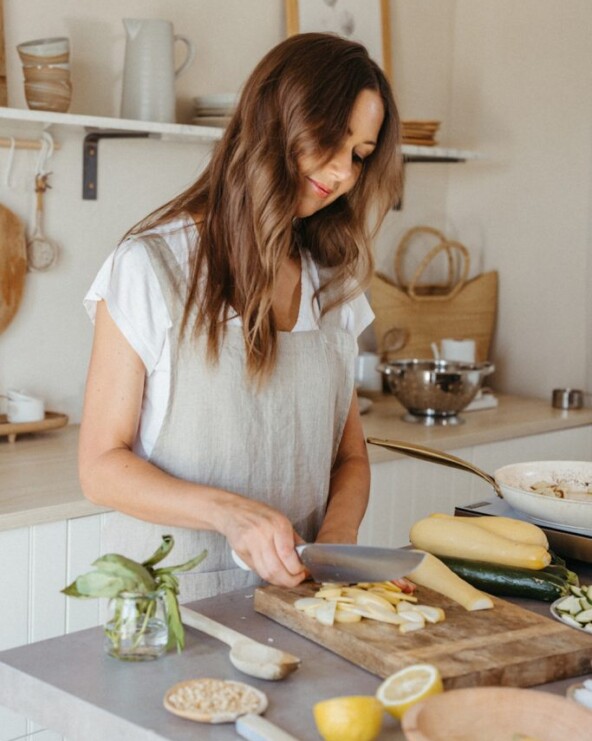 woman chopping in the kitchen_manage blood sugar